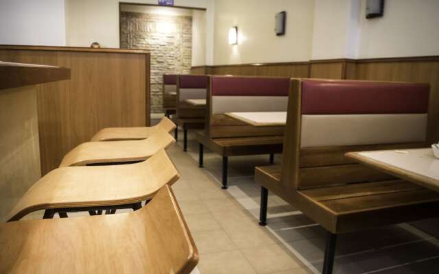 Mariscal Inn & Suites
