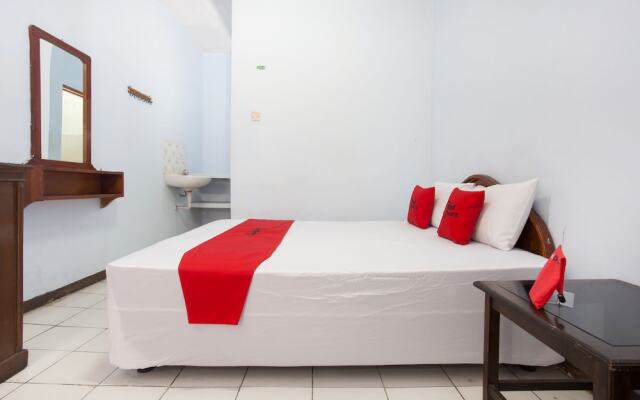 RedDoorz near Plaza Araya