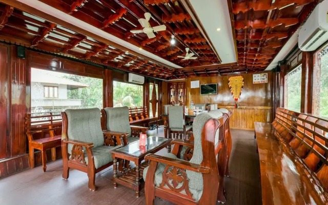 OYO 13525 HouseBoat My Trip Deluxe 3 BHK Private