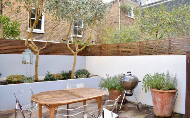 Artistic 3 Bedroom London Home With Garden