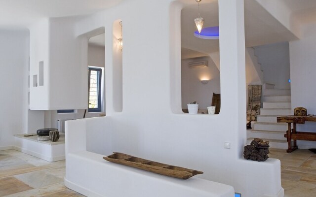 Seaside luxury villa by VillaRentalsgr