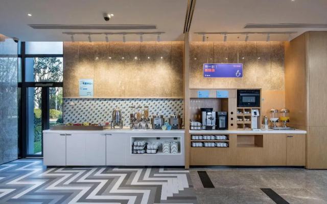 Holiday Inn Express Shanghai Kangqiao by IHG