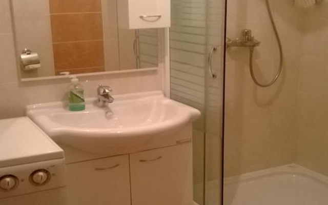 Apartment Tom - 500 m from sea: A1 Omis, Riviera Omis