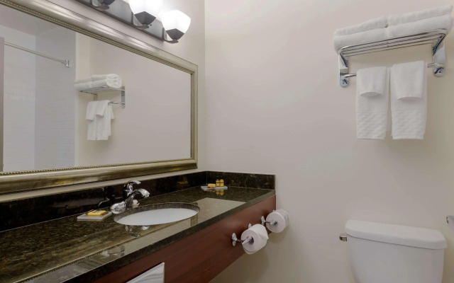 Best Western Plus Chocolate Lake Hotel