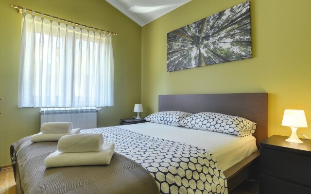 Villa in Peroj With Private Pool & Near Beach