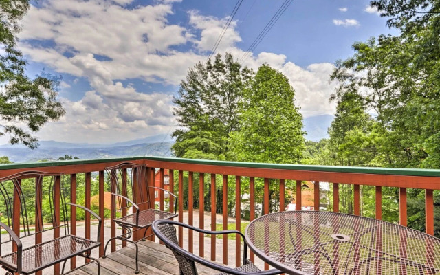 Gatlinburg Chalet: Hot Tub, Sauna + Mountain View