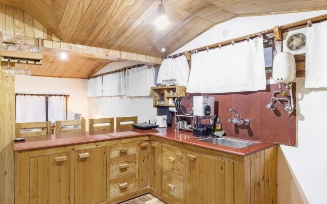 GuestHouser 1 BR Bed & Breakfast 83ac