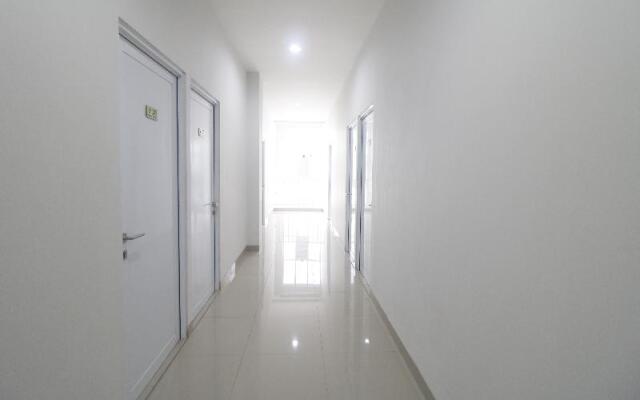 RedDoorz Plus near Living Plaza Jababeka