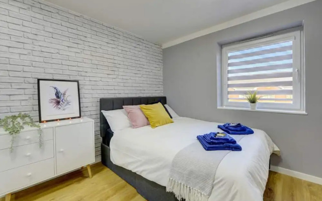 Stylish 2 bed House With Parking in Rugby