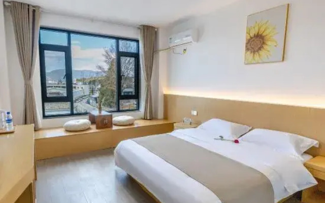 Xinhe Xiaoyuan Homestay (Lijiang High speed Railway Station)