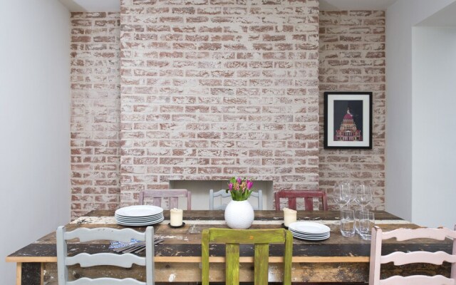 Stylish and Spacious 2BR House in Hammersmith
