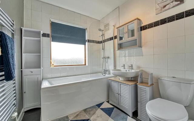Cosy 3 Bedroom Home with Parking