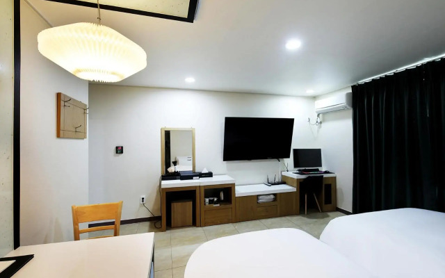 White Tourist Hotel