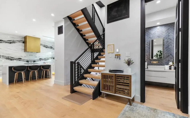 Luxury Clarendon 4-BR Homestay - McVeigh