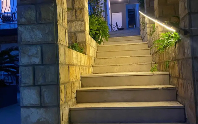 King's Landing Esma' house