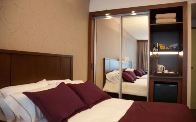 Ian Hotel