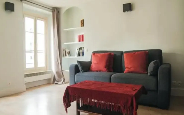 Into Paris - Marais Apartment