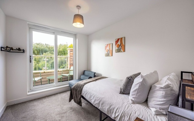 2 Riverside Mews