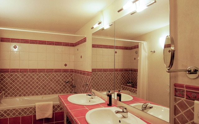 Luxury Apartment With Terrace, Sauna, Tennis, Pool