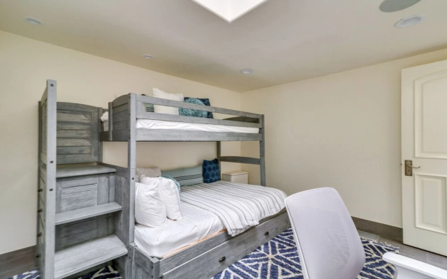 Oceanfront Apartment in Malibu w/ Beach Access!