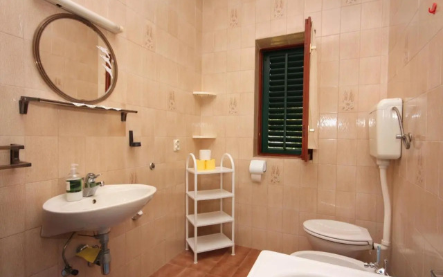 Apartments by the sea Mirca, Brac - 5655