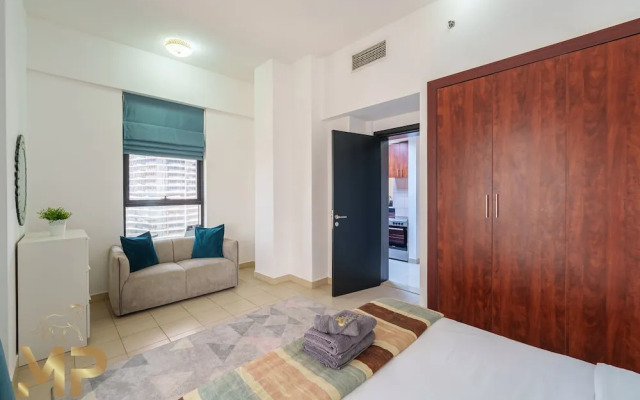 1 Bedroom Apartment with Panoramic Marina Views	