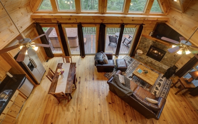 Tree Top Getaway Log House with Views | NFL Sunday Ticket Included