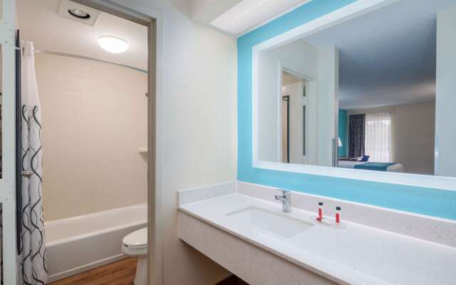 Howard Johnson by Wyndham Savannah GA