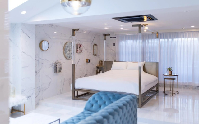 THE Root 2 HOTEL