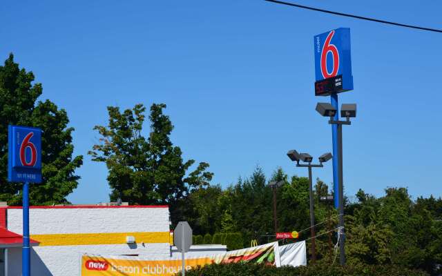 Motel 6 Chicopee, MA - Springfield