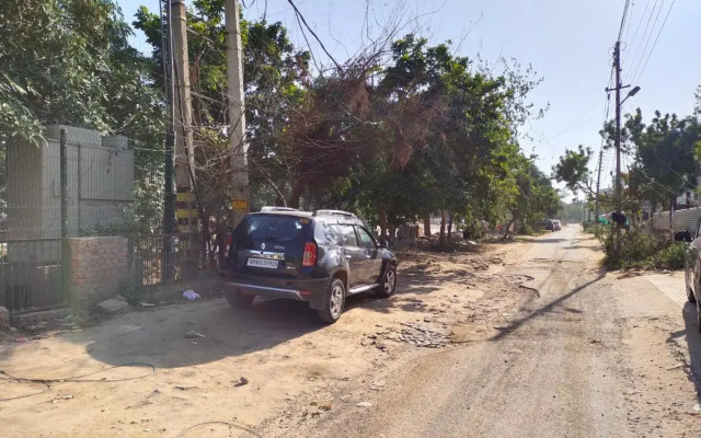 Saltstayz Select - Near Sohna Road City Center