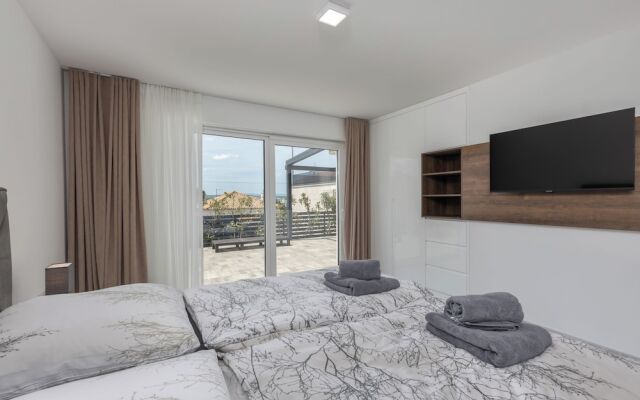 Spacious Pool Apartment Crikvenica