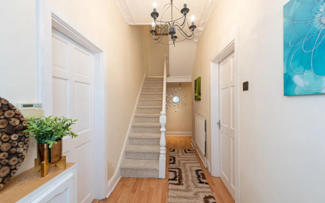 Captivating 5-bed House in Liverpool With Parking