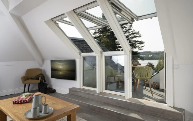 Storrs Hill Sanctuary - Spacious Studio - Stunning Lake Views