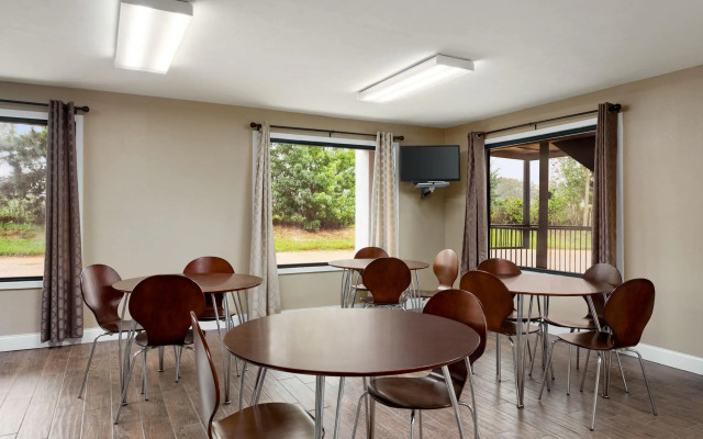 Travelodge by Wyndham Niagara Falls