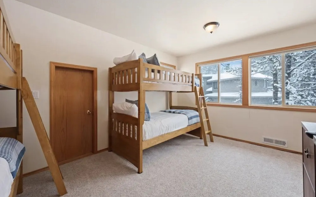 9 Hoodoo Home with XBOX 360 and Private Hot Tub by RedAwning