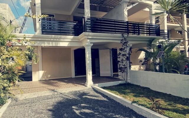 3-bedroom Duplex Seaview Beach Access Flic en Flac