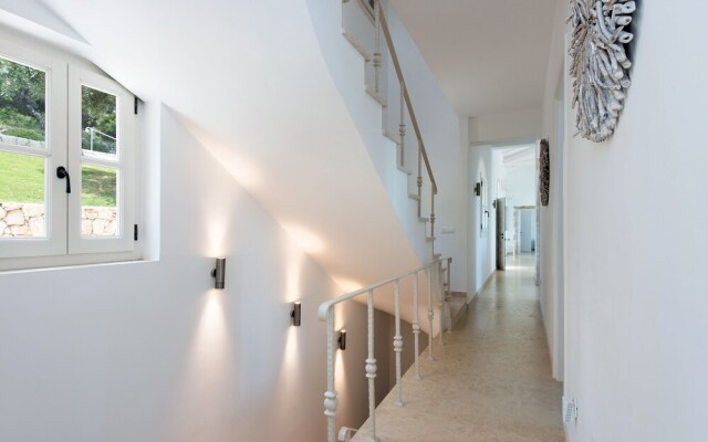Thea Lofou House