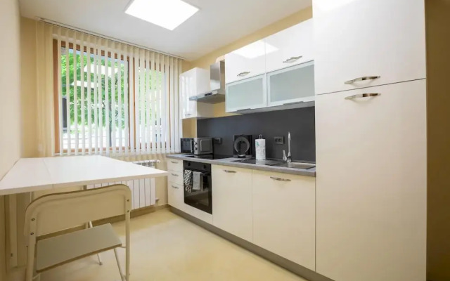 Bright 1bdr Apartment in Top Center