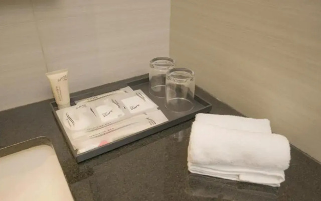 Whiz Luxe Hotel Spazio Surabaya