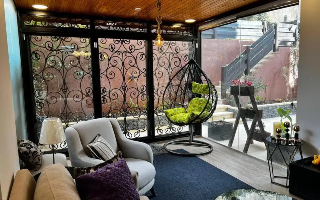 Spacious Amman flat with garden and Pool