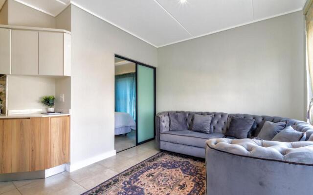 Lovely 1 Modern bedroom in Waterfall City