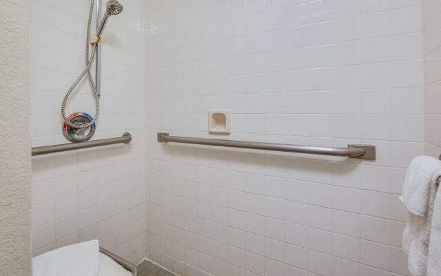 Econo Lodge Inn & Suites