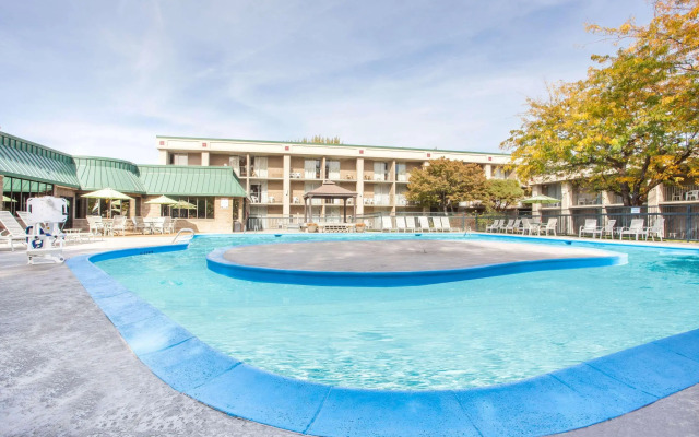 Howard Johnson Plaza by Wyndham Yakima