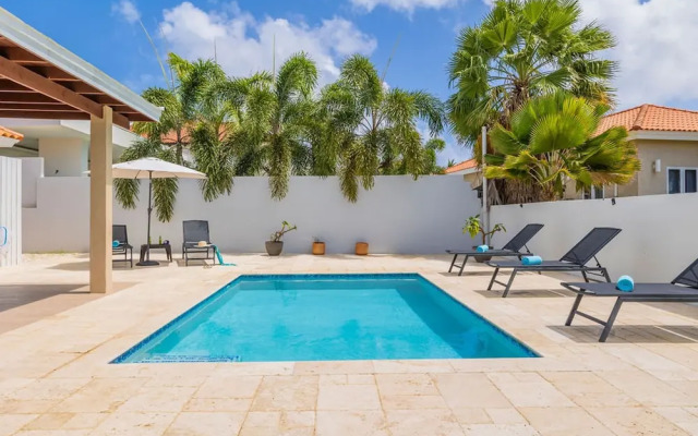 High-end Pool Getaway Upscale 5 Location BBQ