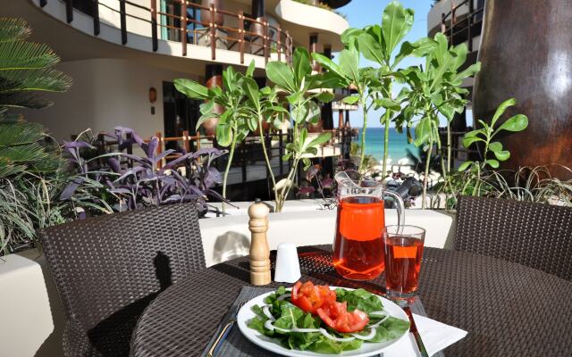 El Taj Oceanfront & Beachside Condo Hotel