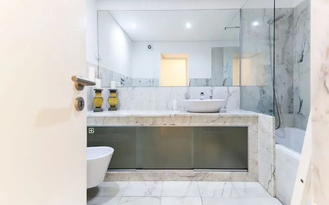 JOIVY Modern classic 1-bed Apt w/ balcony, nearby Avenida da Liberdade