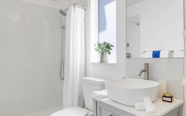 Luxe Lakefront Mansion Waterfront, Pompano Beach