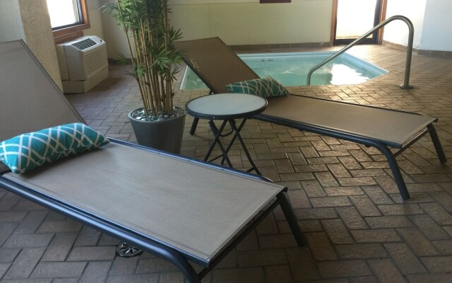 Schoenbrunn Inn & Suites