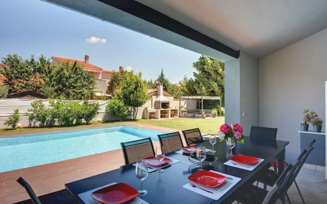 Modern Villa in Pula With Pool and Parking